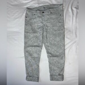 Light gray flower embroidered fitted capris